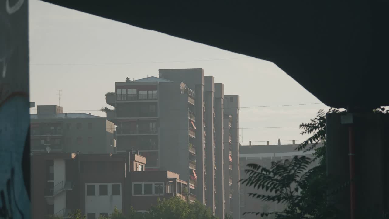 밀라노의 변덕스러운 교외 아파트 건물, 거리 전망