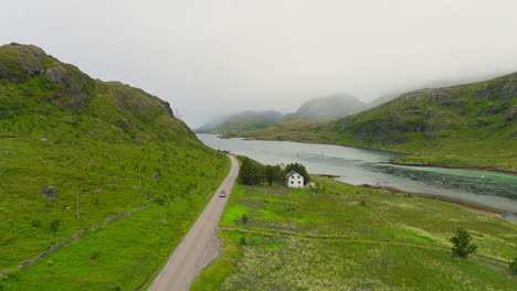 viagem por estrada em cativantes lofoten, nevoeiro ao fundo