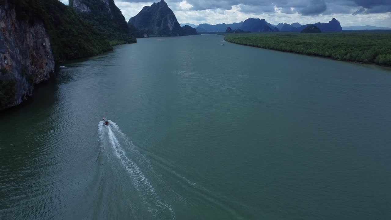 태국의 koh panyee 섬 근처의 phang nga 만에 있는 태국 스피드보트 위의 빛이 사라집니다.