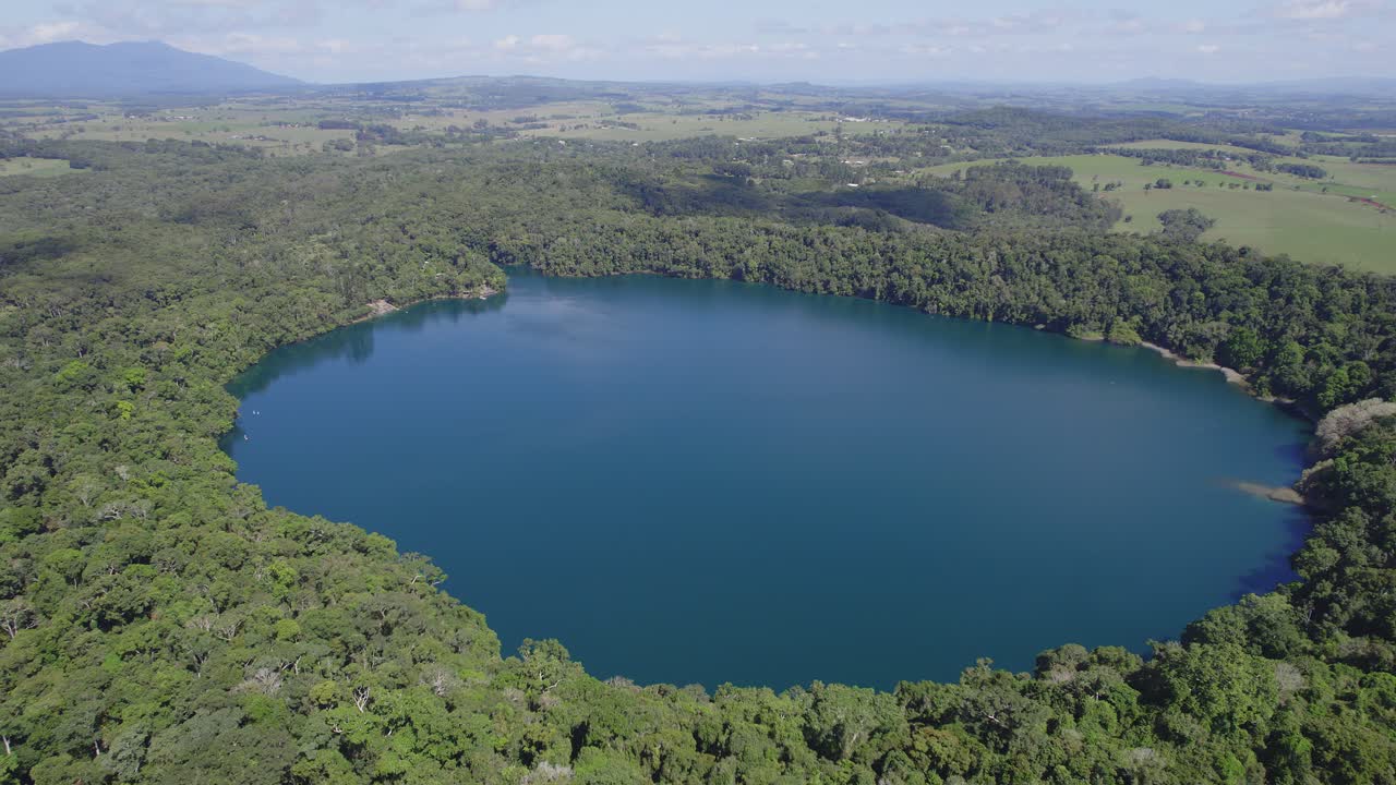exuberantes bosques tropicales que rodean el lago eacham en atherton tableland, queensland, australia - disparo de drones