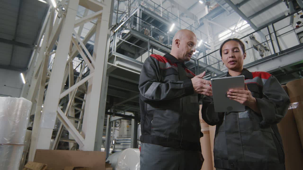 personas que trabajan en fábricas industriales