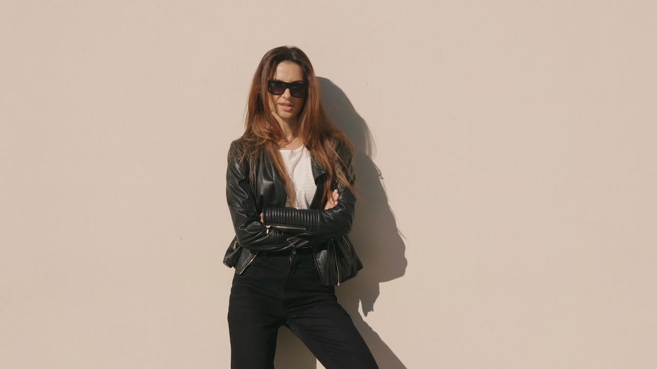 mujer elegante con una chaqueta de cuero