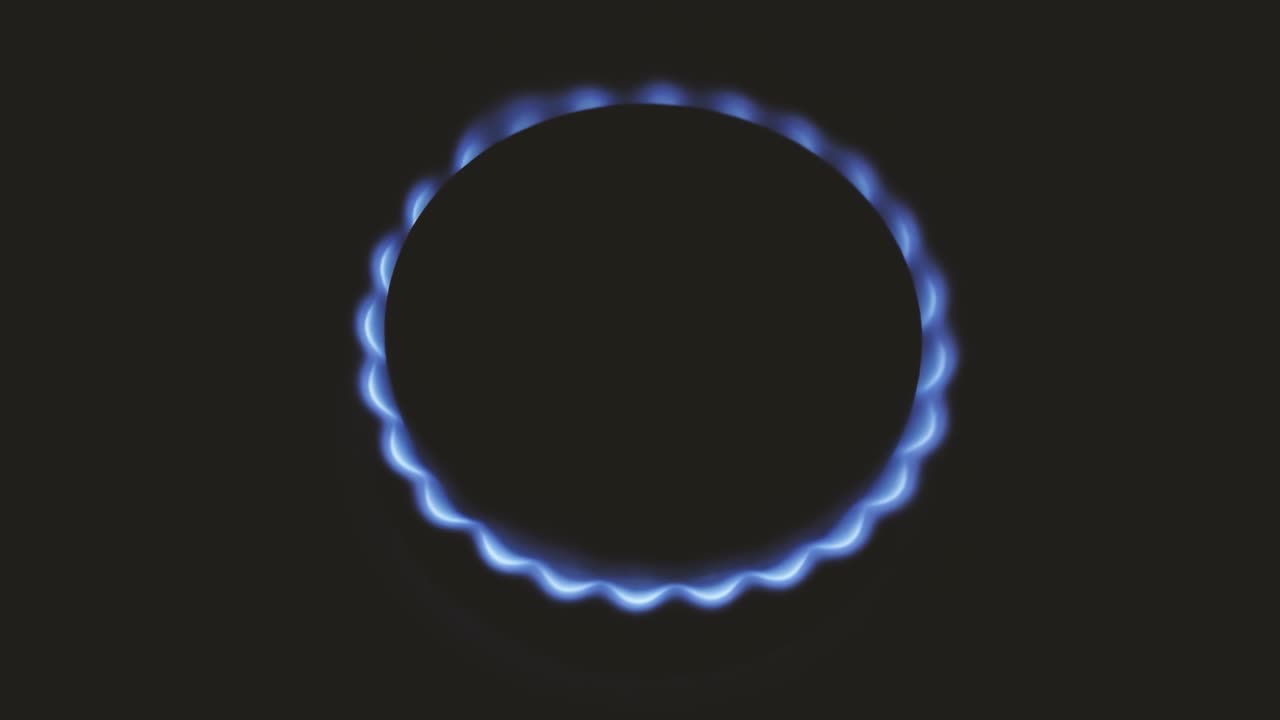 horno de estufa de gas ardiente, llamas azules macro primer plano en la oscuridad sobre un fondo negro. quemador de gas con llama que se desvanece lentamente. video en bruto 4k con movimiento suave de la cámara.