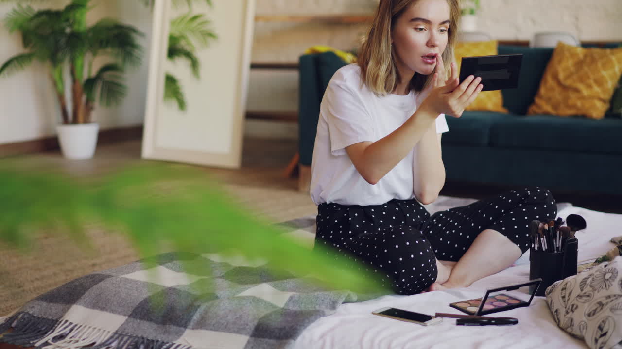 mujer aplicando maquillaje