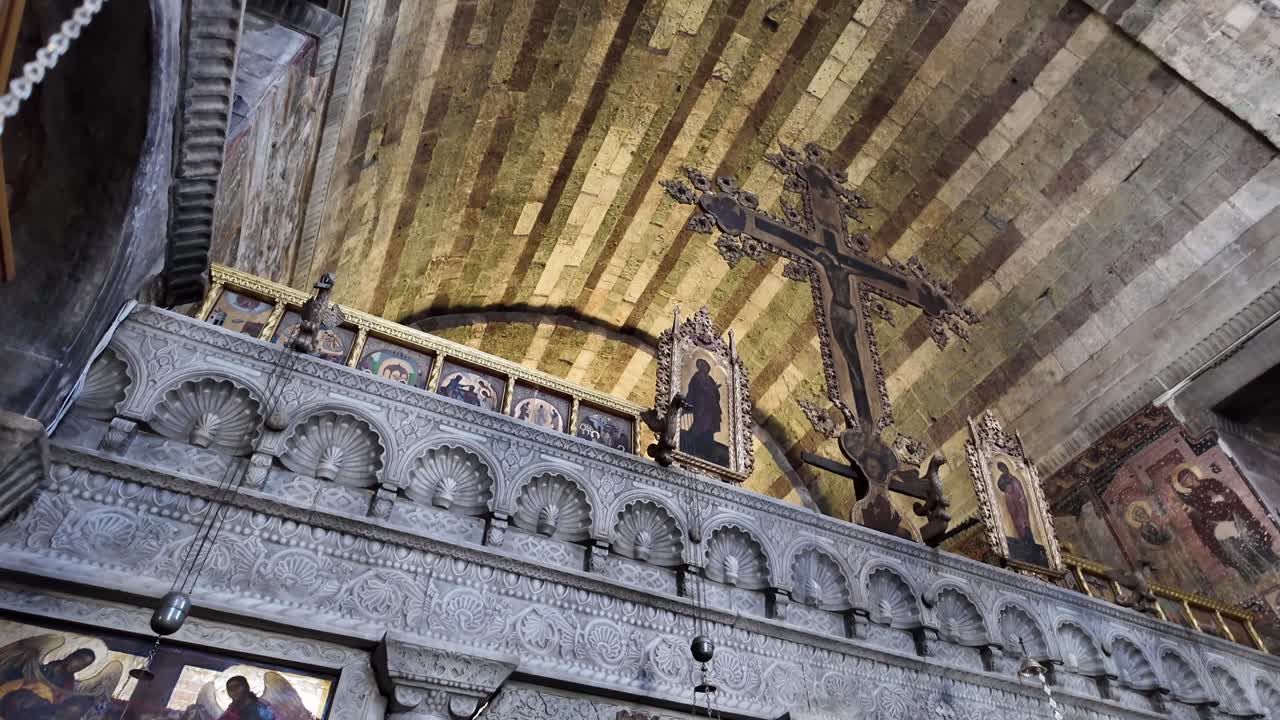 Isola di Paro, inquadratura dal basso che dall'interno dell'altare si alza verso la santa croce nella Chiesa di Ekatontapyliani, Santo Santuario della Vergine Maria durante il giorno. Bellissimo interno, una grande croce decorata sulla sommità dell'altare.