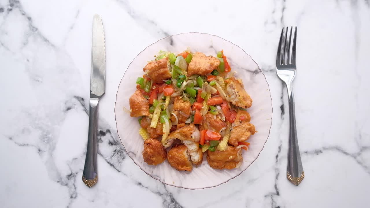 Pollo frito con verduras