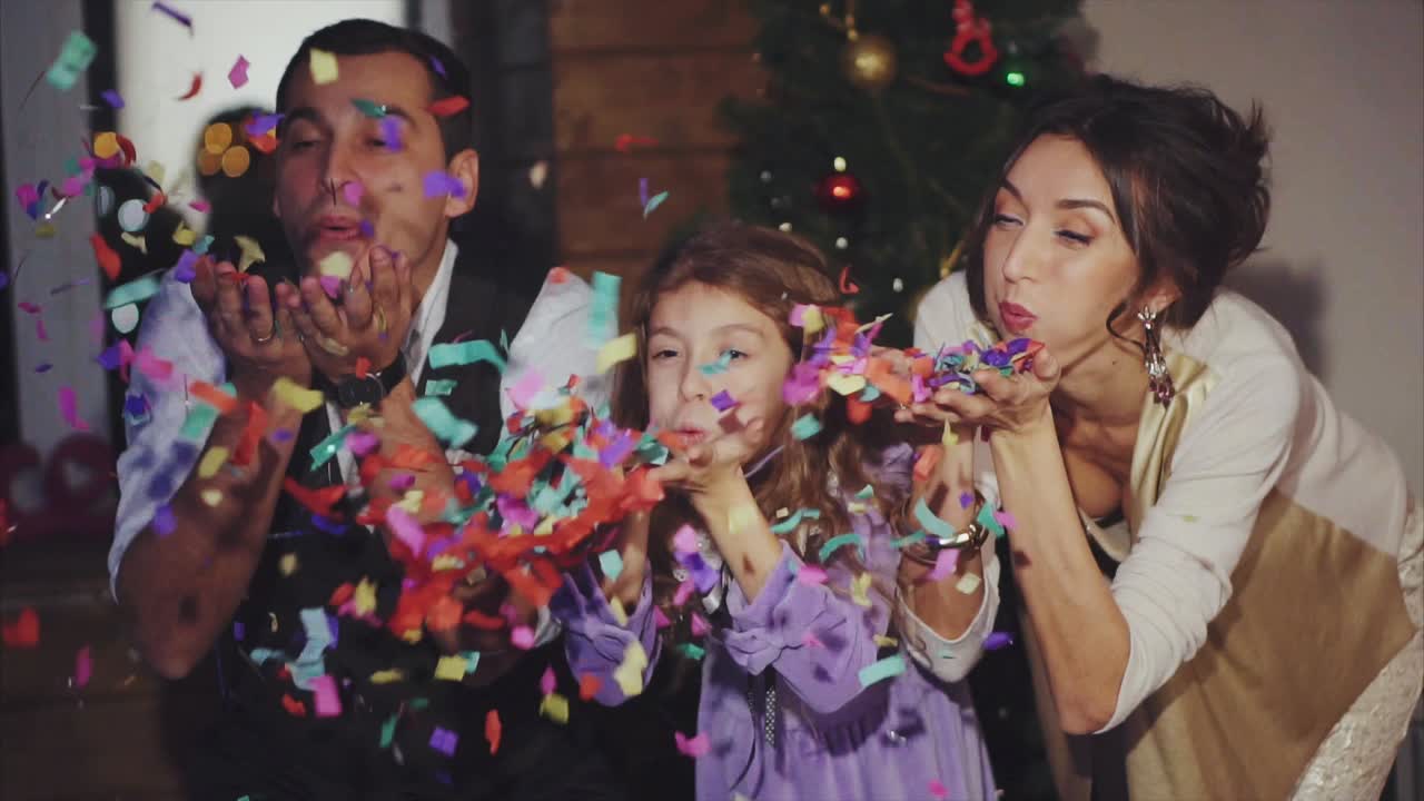 Familia celebrando la Navidad con confeti