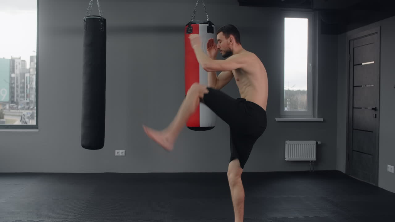 권투 체육관 에서 훈련 하는 남자