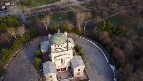 Flying-above-and-panning-down-on-an-old-building-in-Bucharest,-Romania