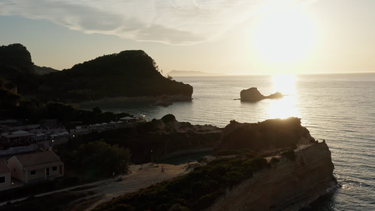 Ripresa aerea del tramonto e del riflesso del sole sul mare