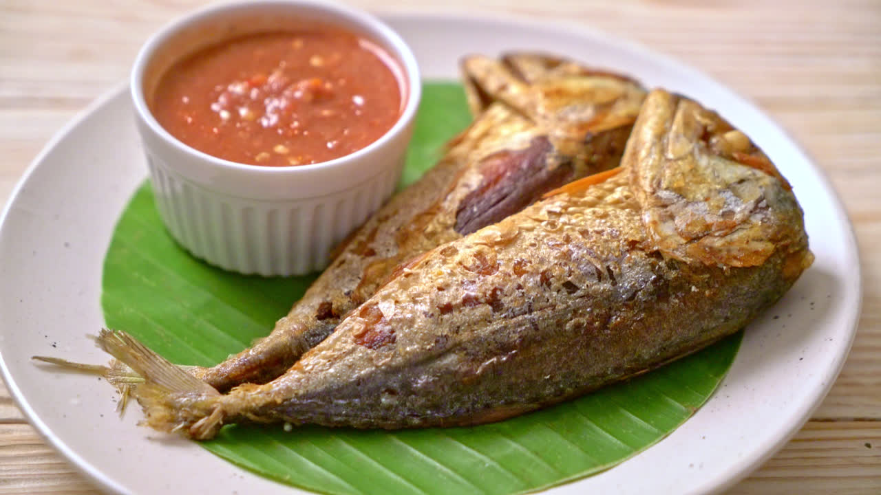 caballa frita con salsa picante de pasta de gambas al estilo de la comida tailandesa