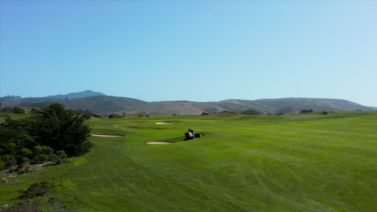 미국 캘리포니아 하프 문 베이에 있는 골드 코스에서 잔디를 깎는 잔디 깎는 기계의 공중 드론 샷