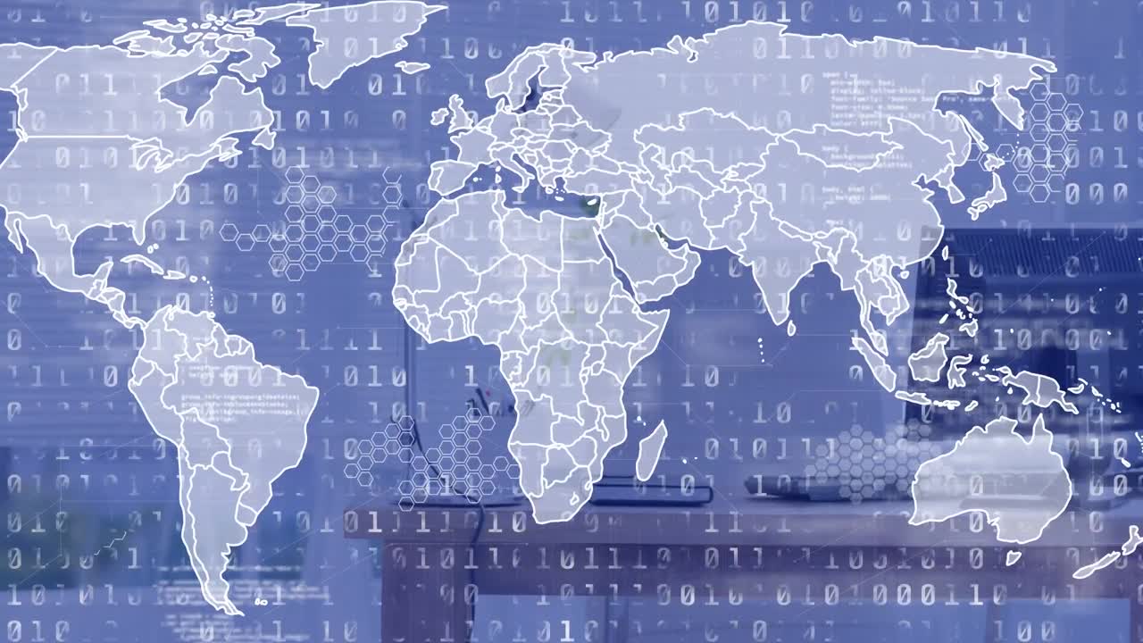 컴퓨터와 함께 책상 위에서 세계 지도를 사용하여 데이터 처리의 애니메이션