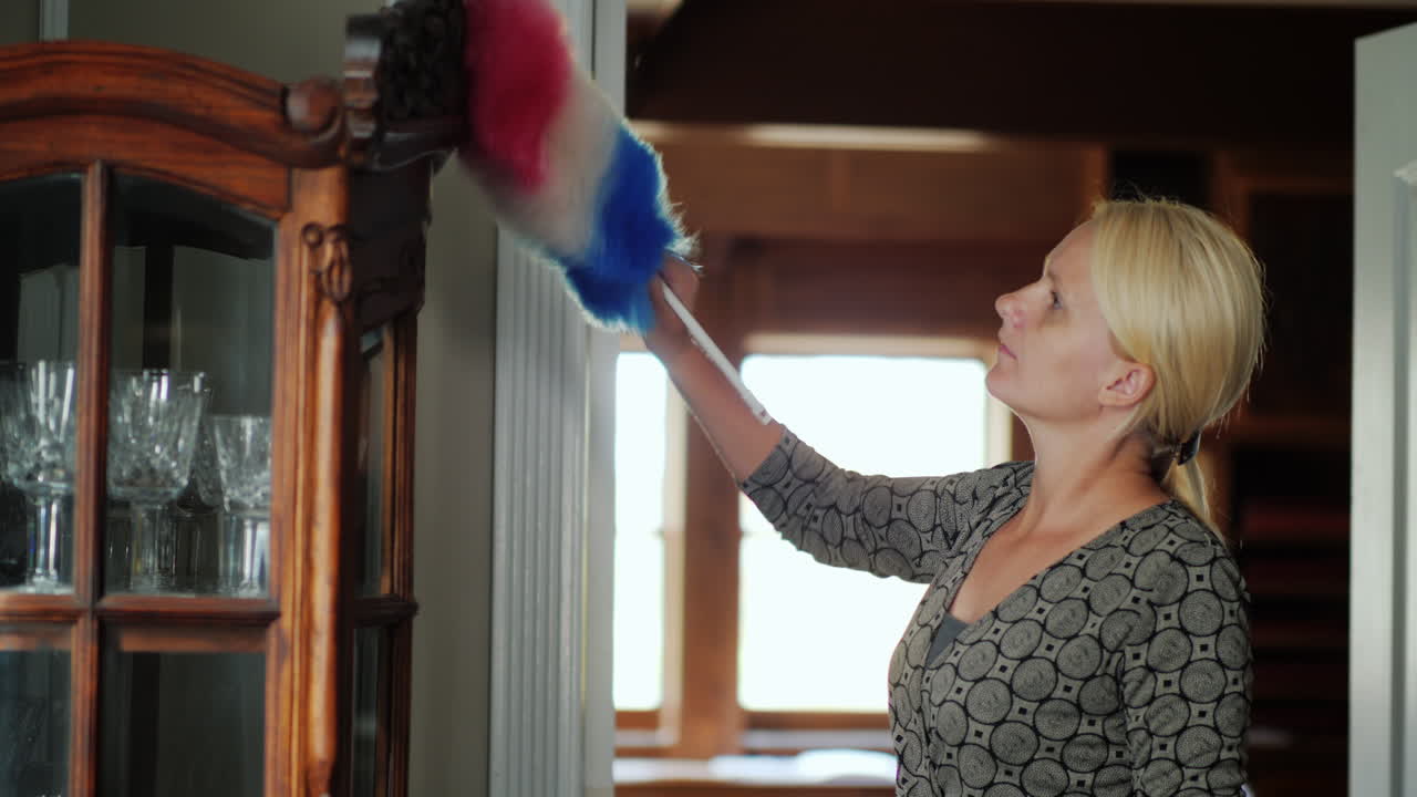 vitrina mujer quitando el polvo