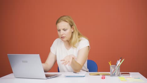 expresión negativa de una mujer usando una computadora portátil.