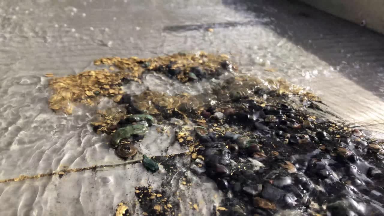 퇴적물에서 추출한 금은 수문, 중간 샷에 더미에 놓여 있습니다.