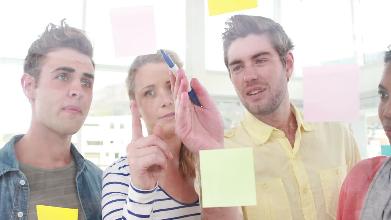 творческая команда обсуждает рабочие стратегии