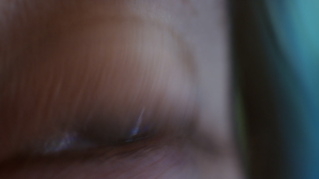 밤에 도시 스카이라인을 바라보는 아이리스에 반사되는 도시 조명과 가까운 거대한 눈