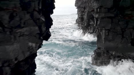 Drone-Volando-A-Través-Del-Arco-Del-Mar-Holei