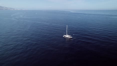 Yate-Navegando-En-El-Mar-Mediterráneo