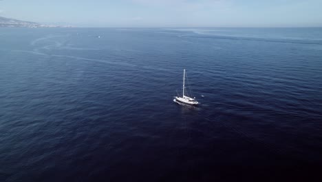 yate navegando en el mar mediterráneo