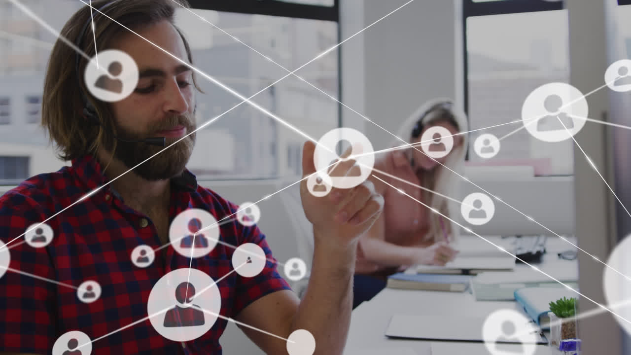 animación de iconos de los medios sobre hombres de negocios caucásicos que usan auriculares de teléfono