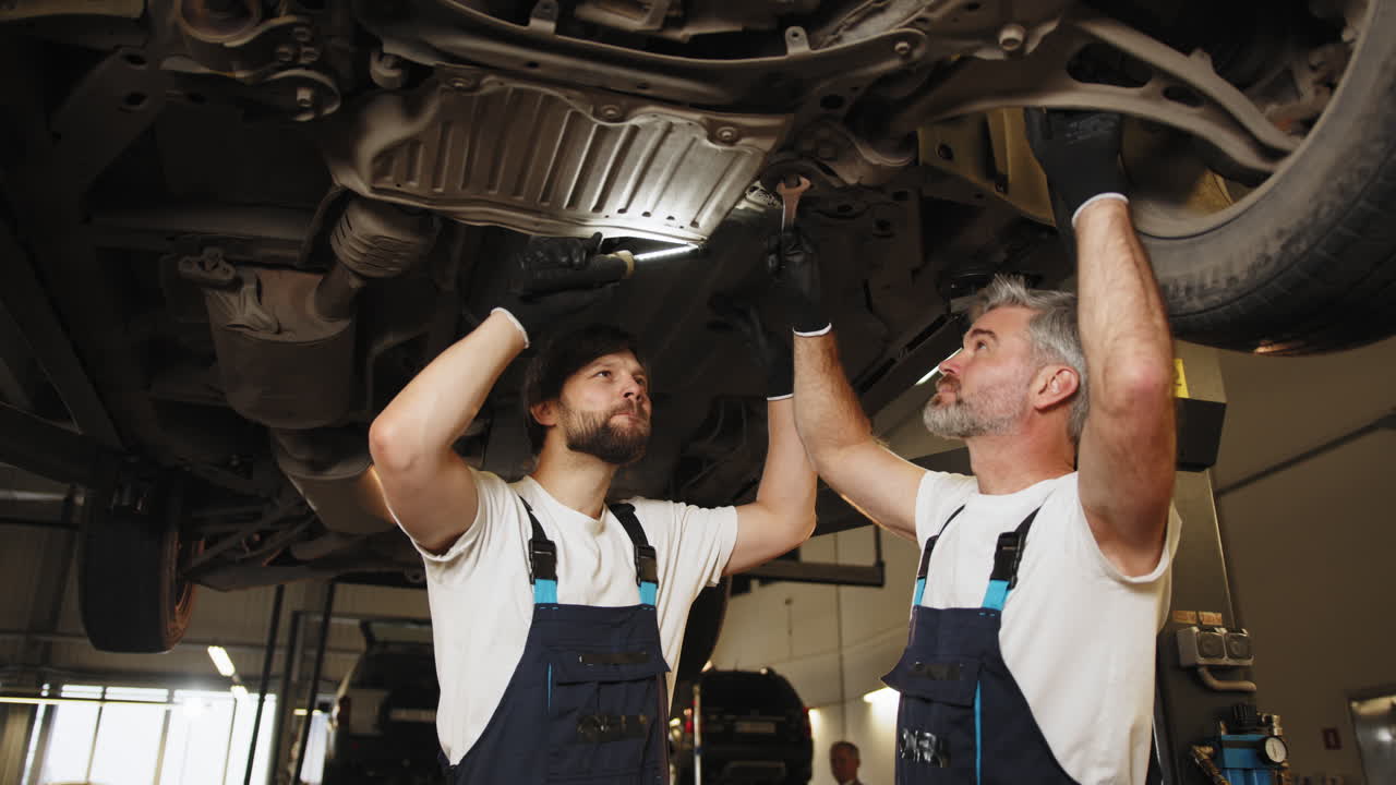 reparación del tren de aterrizaje de automóviles por mecánicos