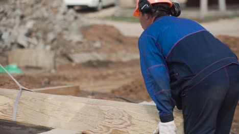 trabajador de la construcción en un sitio de trabajo