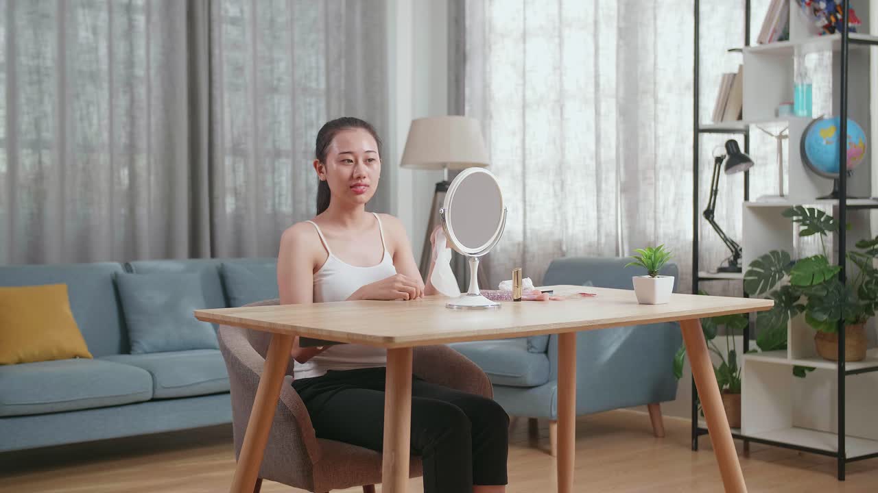 집 에서 메이크업 을 하는 여자