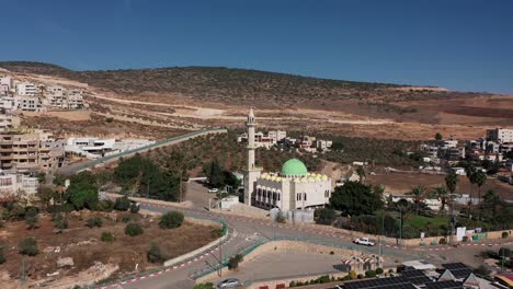 Aerial-camera-footage-of-a-mosque-and-surrounding-city-in-Jerusalem,-Israel