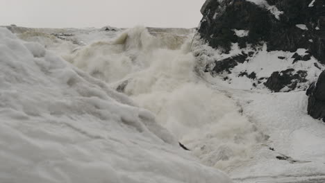 Torrente-De-Cascada-De-Río-Con-Rocas-Heladas-En-El-Parque-Chaudiere-Falls-En-Levis,-Quebec,-Canadá