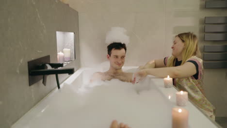 pareja disfrutando de un baño de burbujas en casa