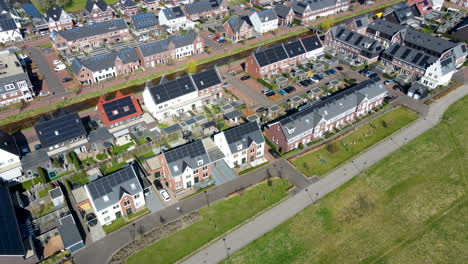 Volando-Sobre-Un-Hermoso-Barrio-Suburbano-Con-Paneles-Solares-En-La-Azotea