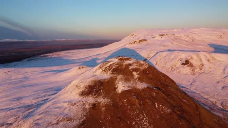 4K-Kino-Luftschwenk-Um-Den-Schneebedeckten-Dumgoyne-Hügel-Mit-Wanderern-An-Der-Spitze