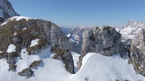 s'élevant sur la crête de la montagne