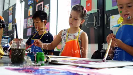 ecuaciones matemáticas flotando contra un grupo de niños pintando en clase