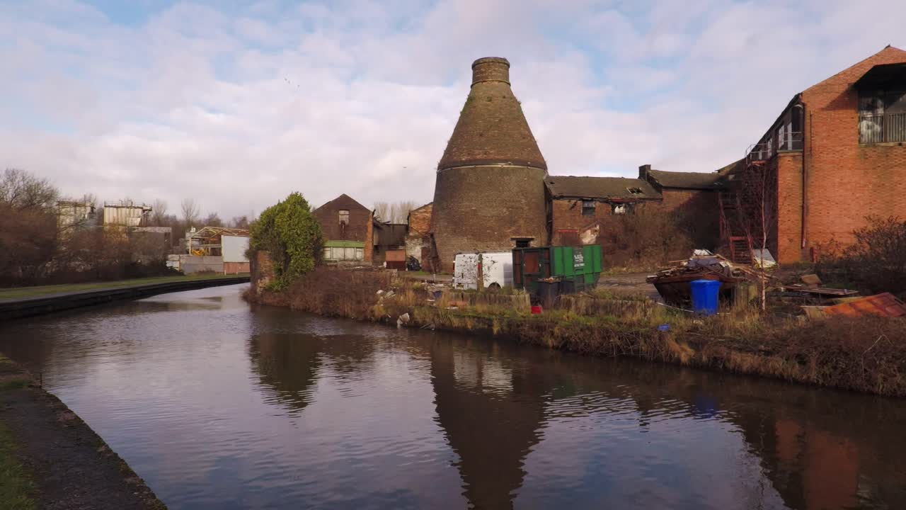 una antigua fábrica de cerámica abandonada y abandonada y un horno de botellas ubicado en longport, stoke on trent, staffordshire