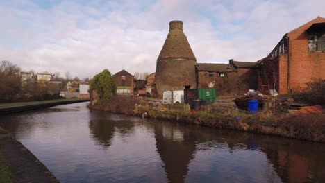 An-old-abandoned,-derelict-pottery-factory-and-bottle-kiln-located-in-Longport,-Stoke-on-Trent,-Staffordshire