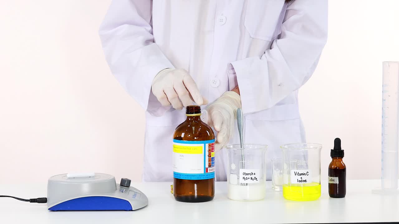 실험실 환경에서 요오드 시계 화학 반응 실험을 수행하는 과학자