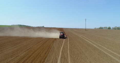 antena de tractor en campo de cosecha arando campo agrícola 8