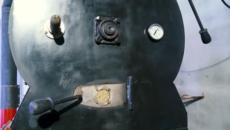 toasting  and roasting coffee beans
