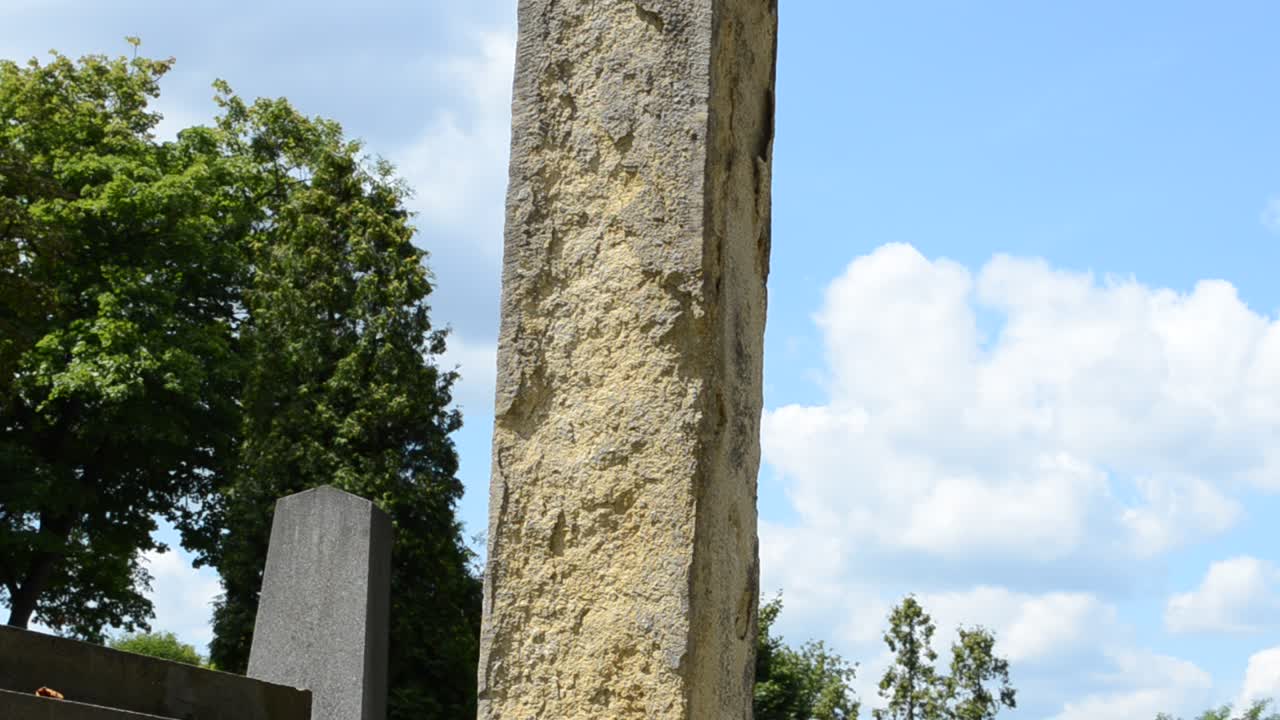 Croce contro il cielo. Leopoli, Ucraina. Il cimitero di Lychakiv, il complesso storico e commemorativo (dal 1991) a Leopoli nel quartiere storico di Lychakiv, uno dei cimiteri più antichi dell'Ucraina.
