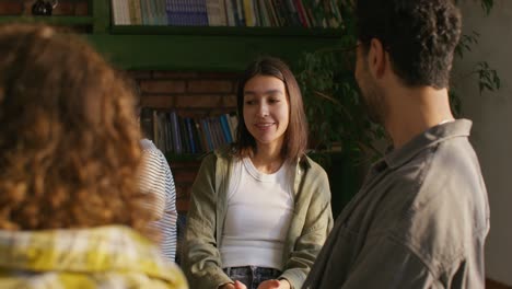 discusión en grupo en una sala de reuniones