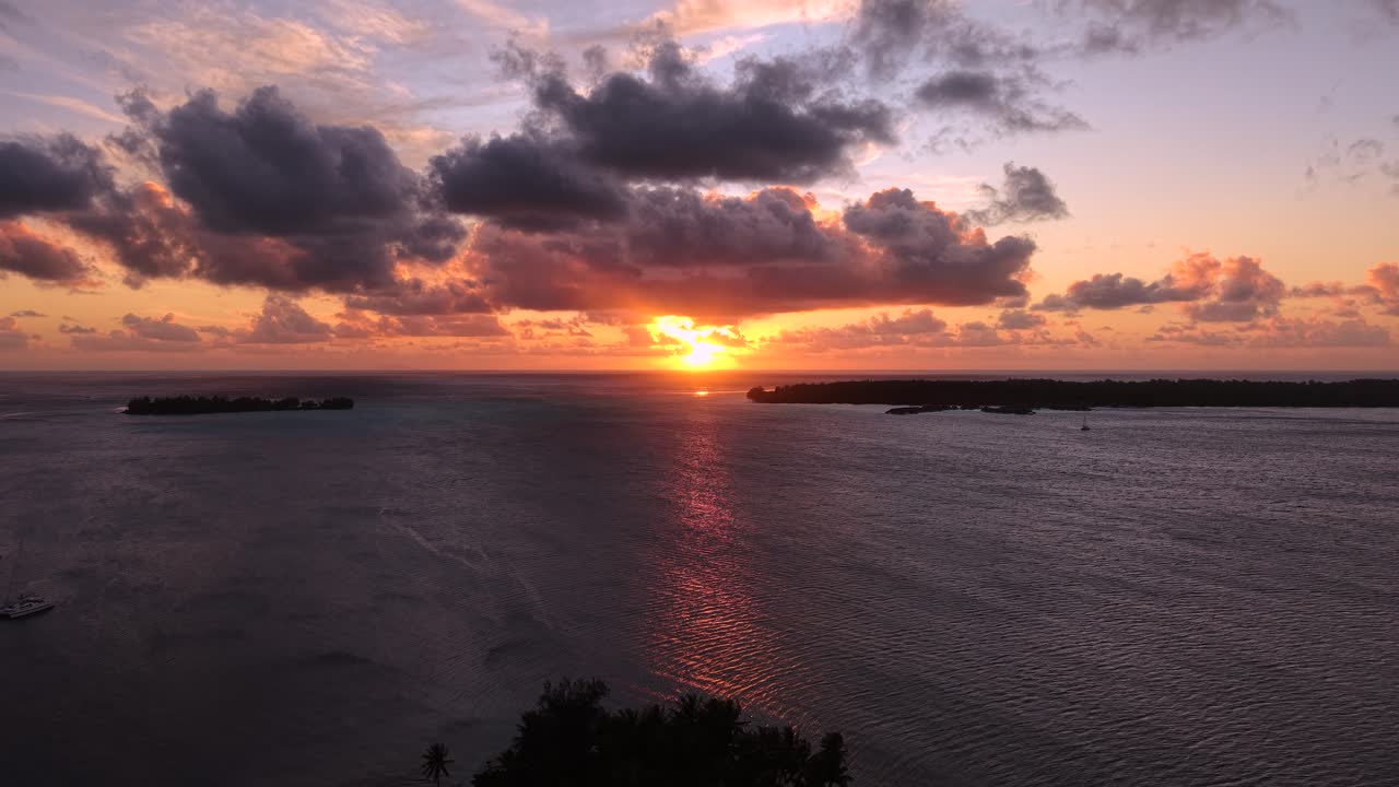 puesta de sol sobre el mar