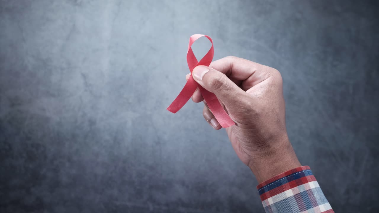 mano con una cinta roja