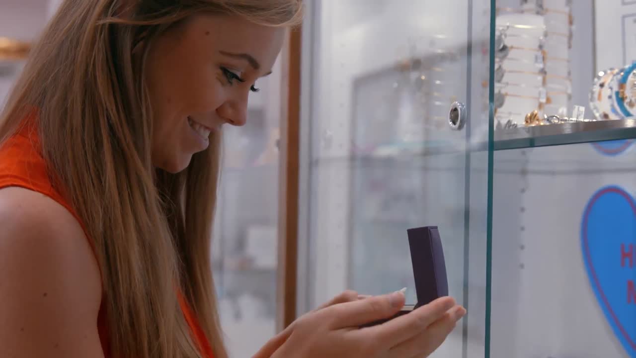 rubia feliz en la joyería