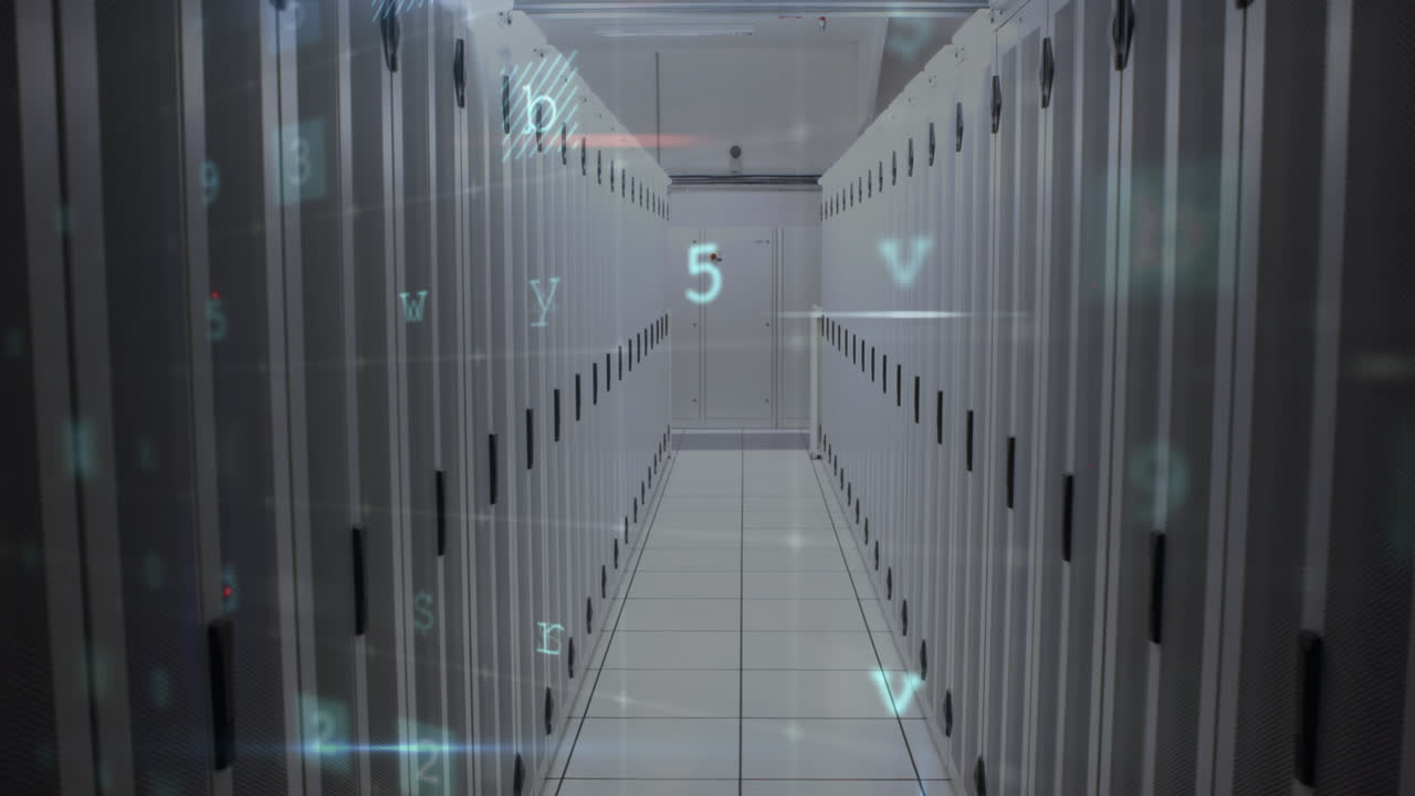 animación de texto y números de advertencia de ataque cibernético procesados a través de servidores informáticos