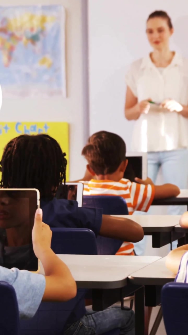 Na escola, crianças usando tablets para animação educacional com professor na sala de aula