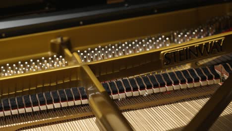 dentro de un piano tocando en cámara lenta en 4k