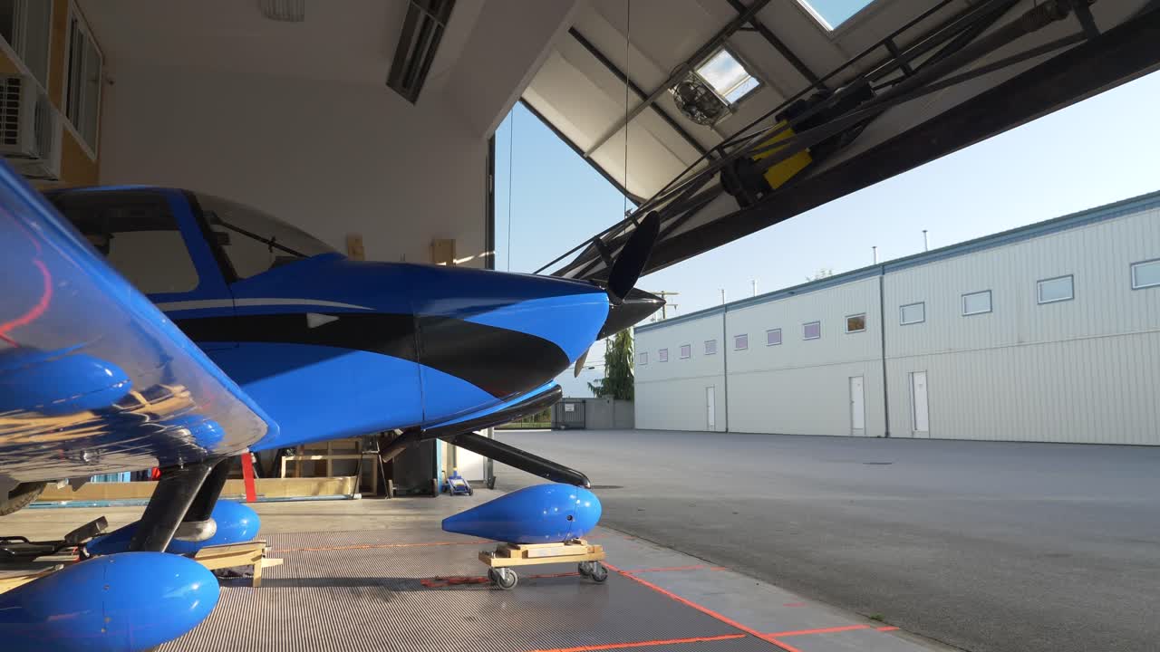 문이 열리는 한 엔진 피스톤 비행기 - 으로 볼 때